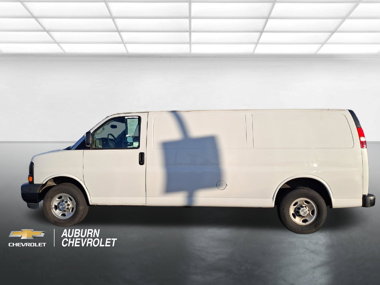 Used 2017 Chevrolet Express 2500 Extended RWD image 6