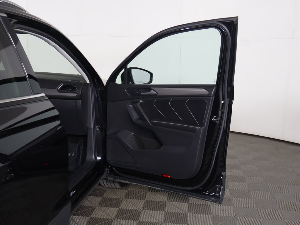 Used 2023 Volkswagen Tiguan SE AWD/4WD image 18