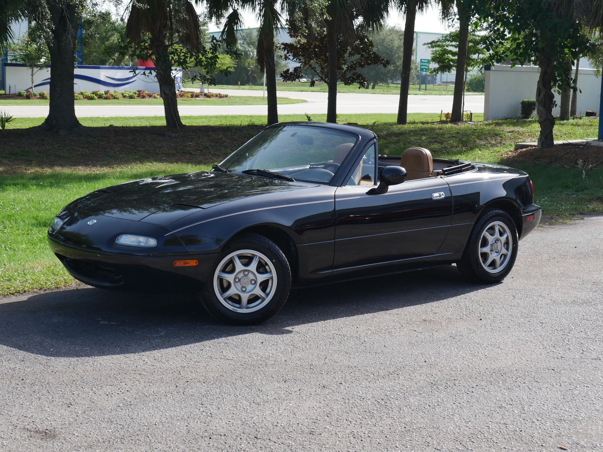 Used 1997 MAZDA MX-5 Miata RWD image 9