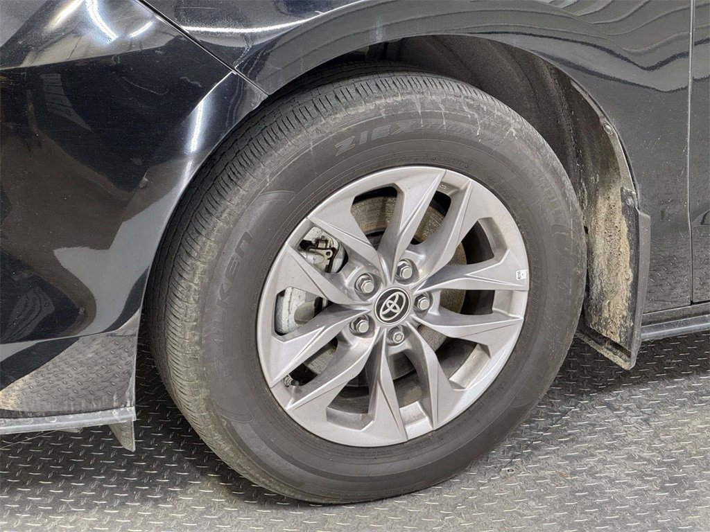 Used 2025 Toyota Sienna XLE w/ XLE Plus Package image 8