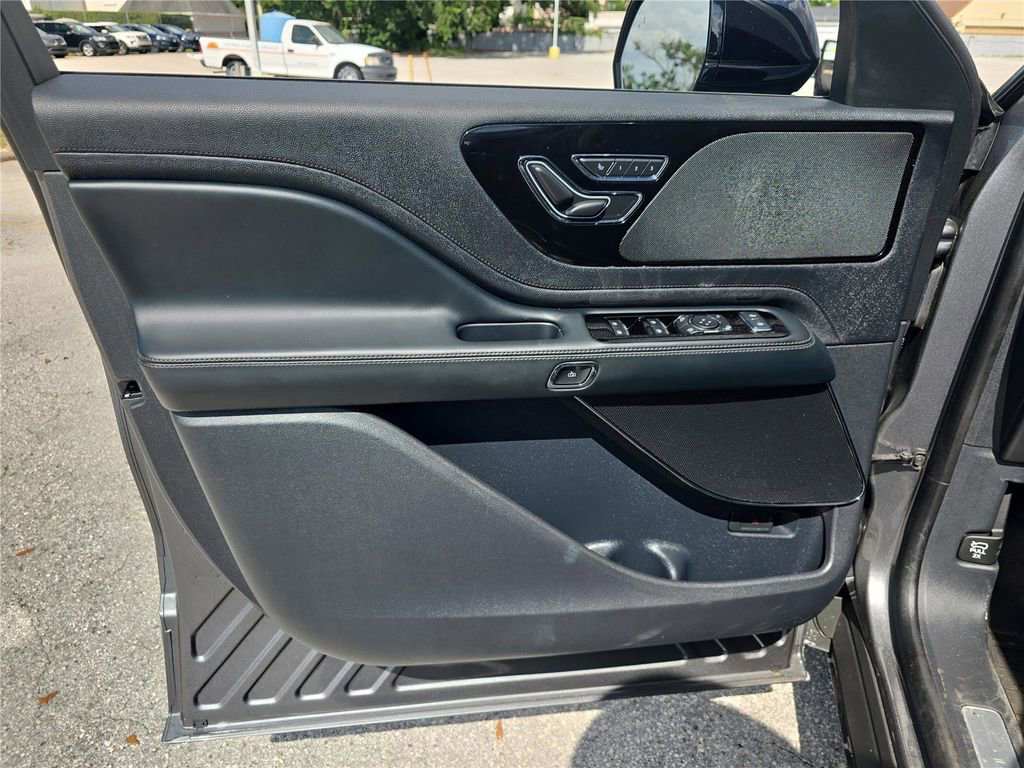 Used 2025 Lincoln Aviator 2WD image 13