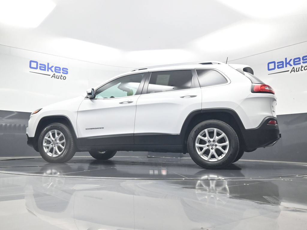 Used 2018 Jeep Cherokee Latitude Plus w/ Cold Weather Group AWD/4WD image 40