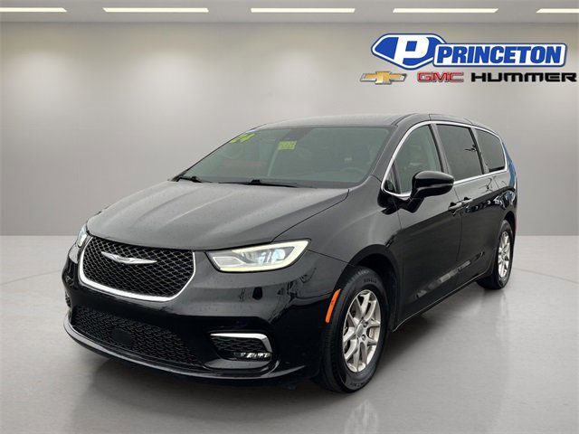 Used 2024 Chrysler Pacifica Touring-L image 3