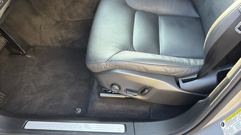 Certified 2025 Volvo XC60 B5 Plus AWD/4WD image 25