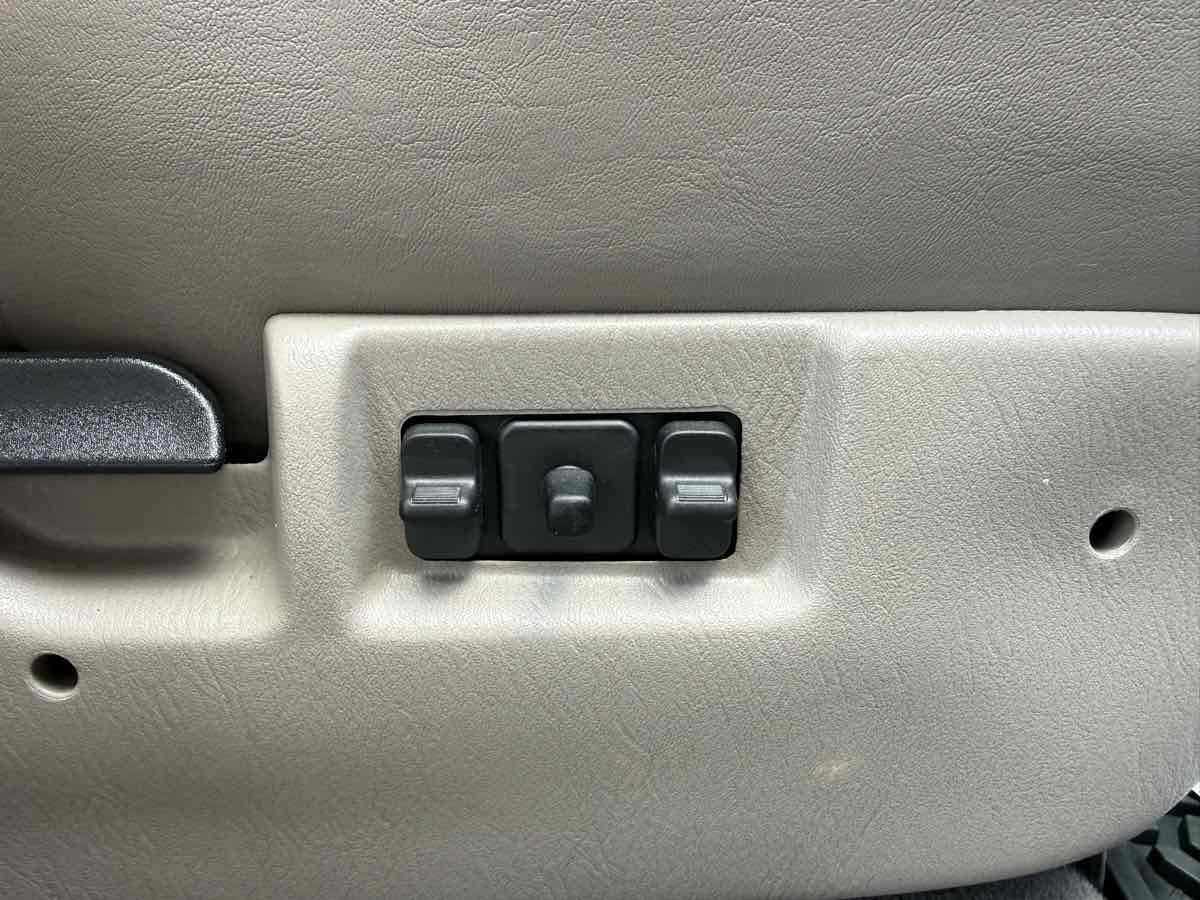 Used 2004 Jeep Grand Cherokee Limited w/ Cold Weather Group AWD/4WD image 23