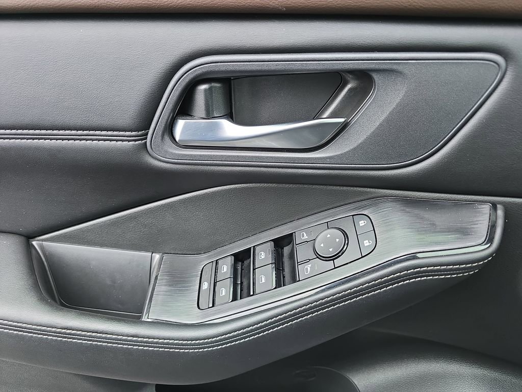 Used 2023 Nissan Rogue SV w/ SV Premium B Package image 31