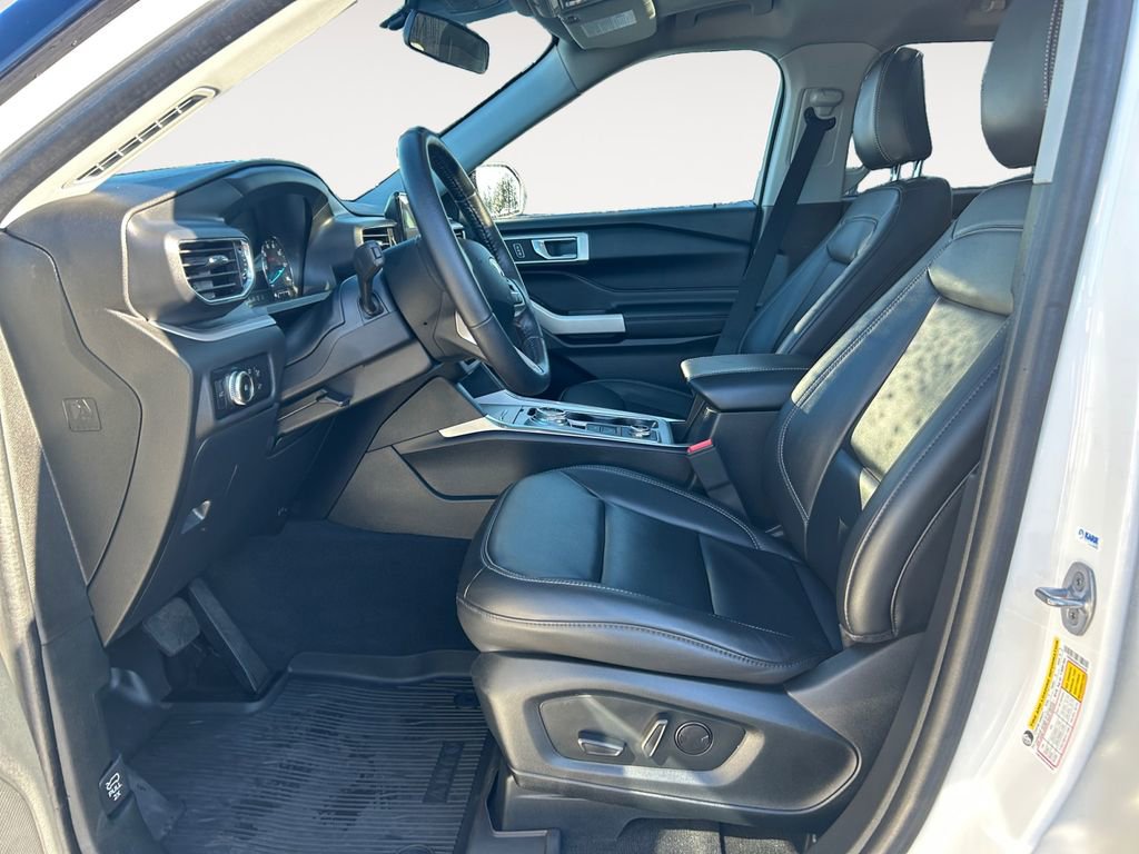 Used 2023 Ford Explorer XLT w/ Equipment Group 202A AWD/4WD image 16