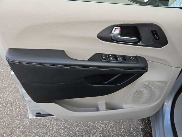 Used 2024 Chrysler Pacifica Touring-L image 18