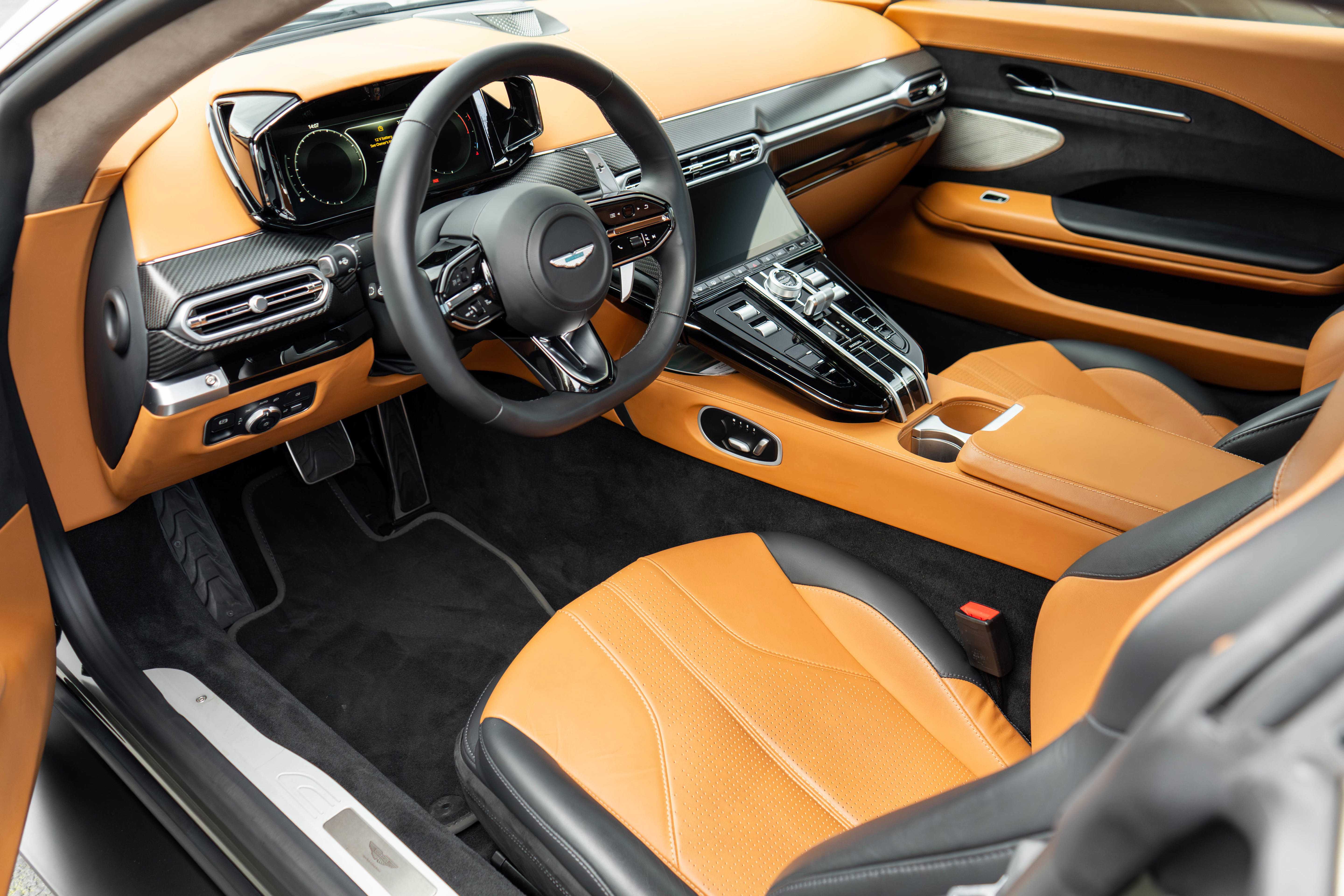 Used 2025 Aston Martin V8 Vantage Coupe image 3