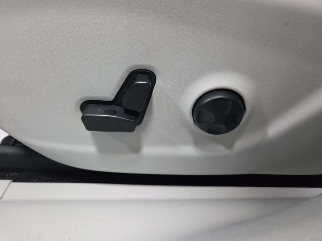 Used 2019 Jeep Cherokee Limited FWD image 29