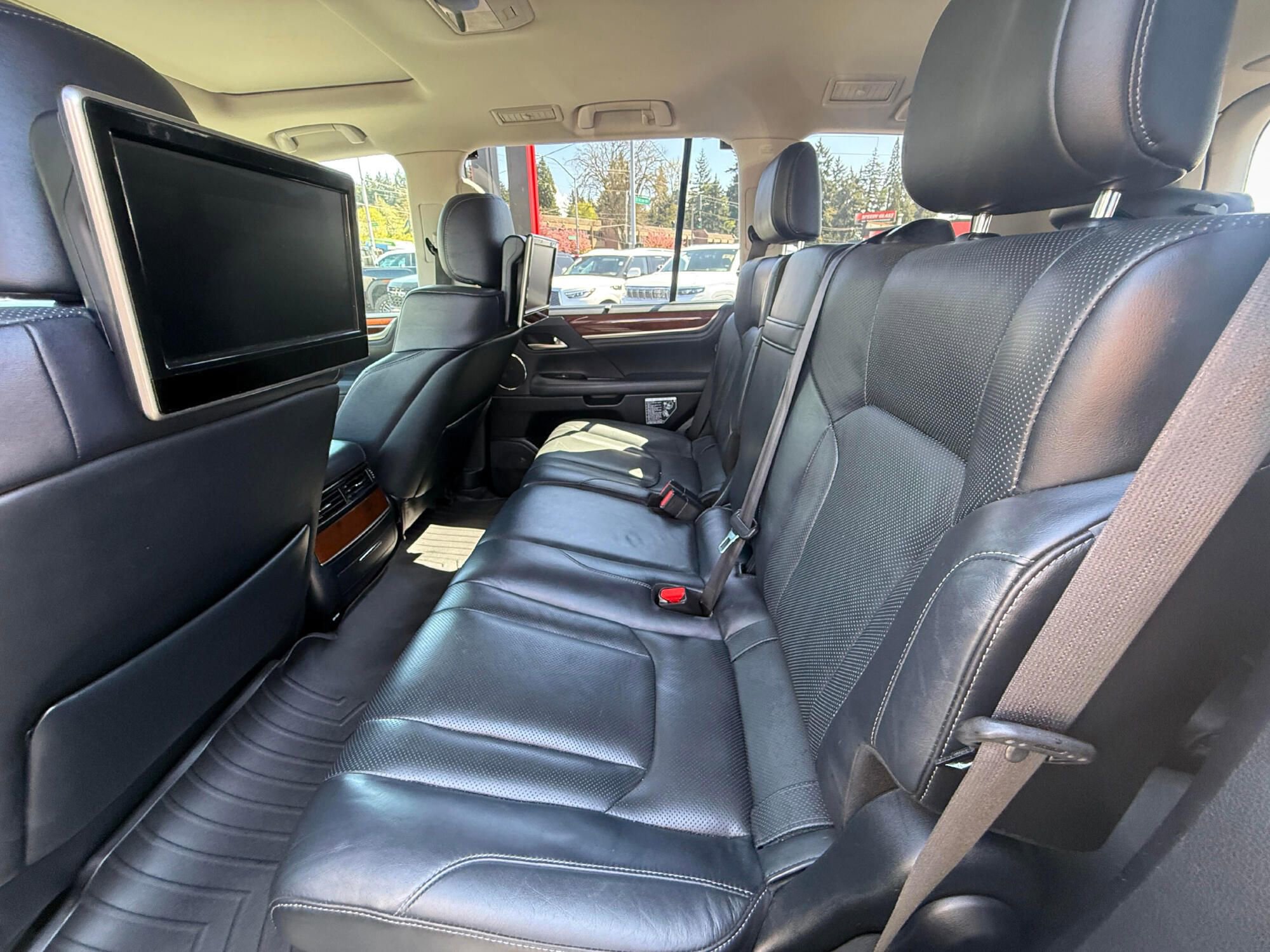 Used 2017 Lexus LX 570 4WD w/ Luxury Package image 6