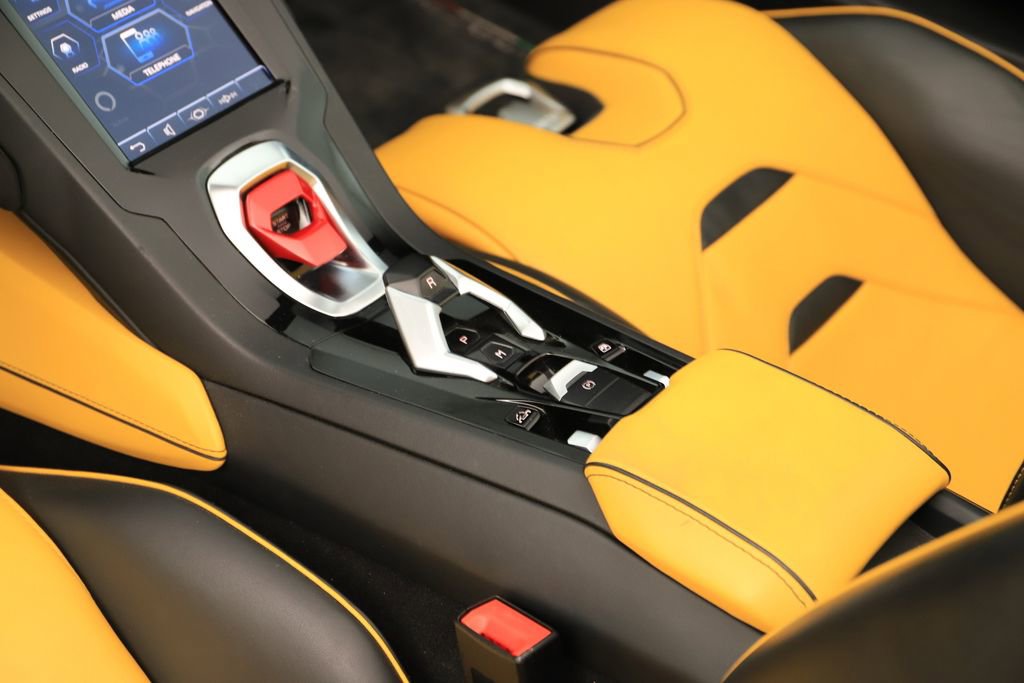 Used 2020 Lamborghini Huracan EVO RWD image 17
