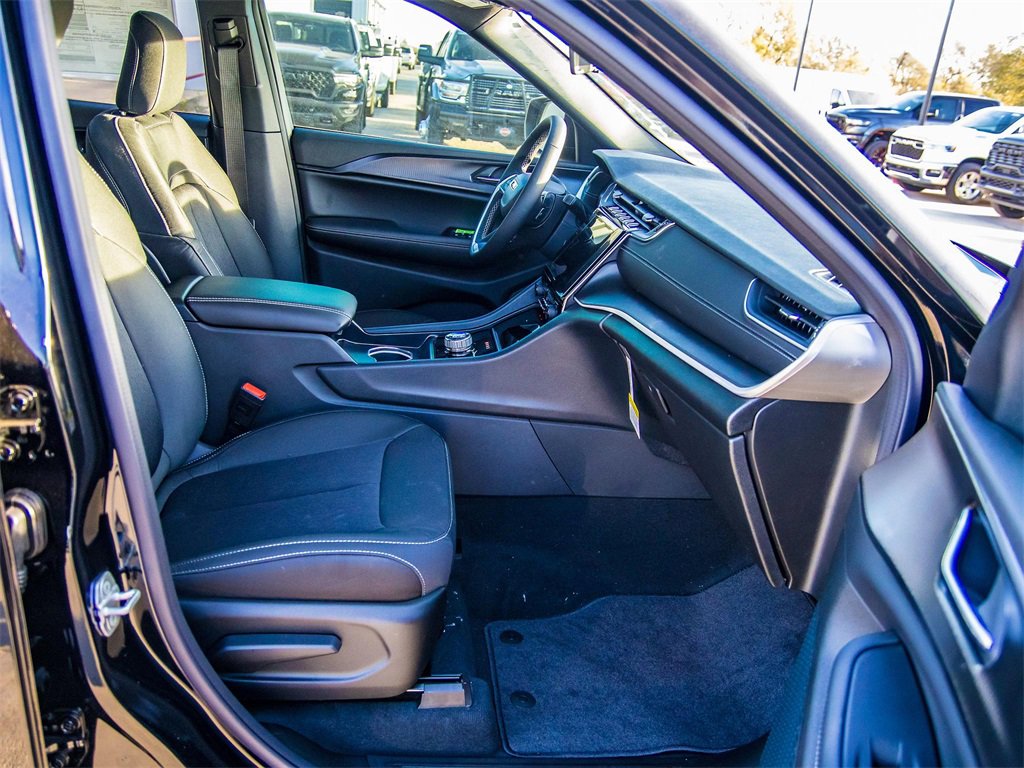 New 2025 Jeep Grand Cherokee Laredo X image 15