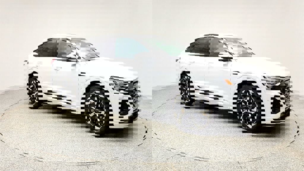 Used 2024 Audi Q8 e-tron Premium Plus image 3