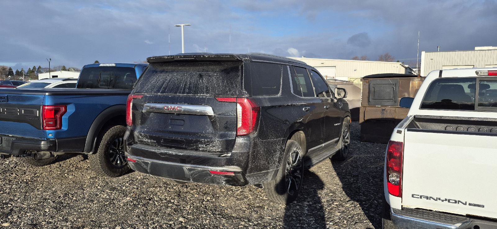 Used 2023 GMC Yukon SLT w/ SLT Premium Package image 3