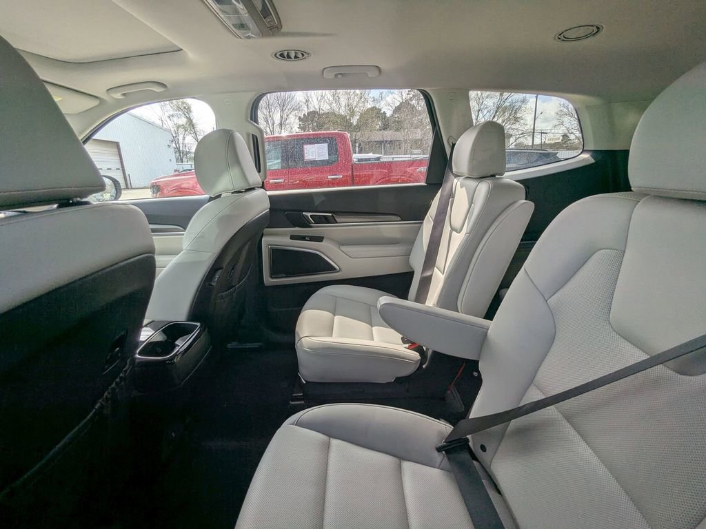 Used 2025 Kia Telluride S image 3