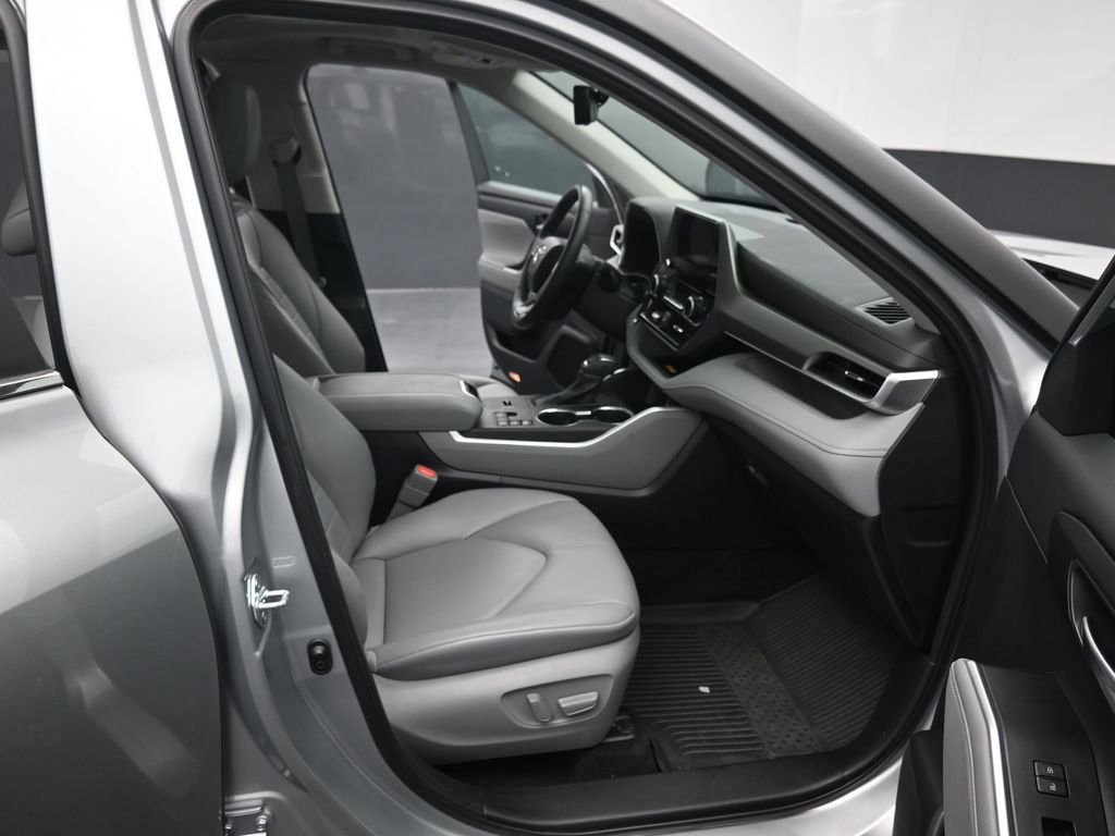 Used 2023 Toyota Highlander XLE image 40