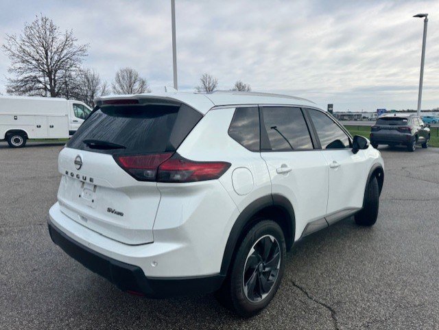 Used 2024 Nissan Rogue SV w/ SV Premium Package image 9
