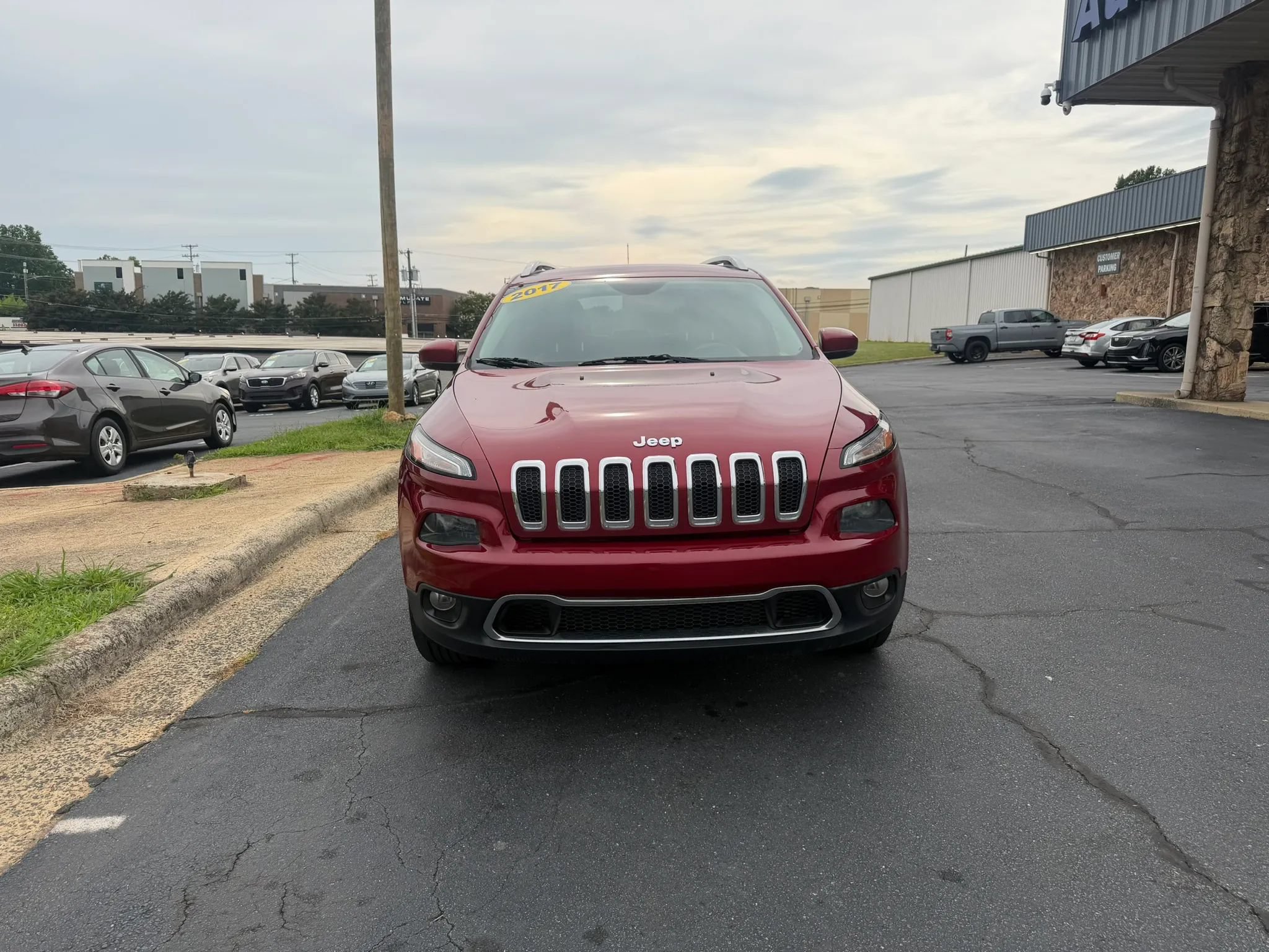 Used 2017 Jeep Cherokee Limited AWD/4WD image 2