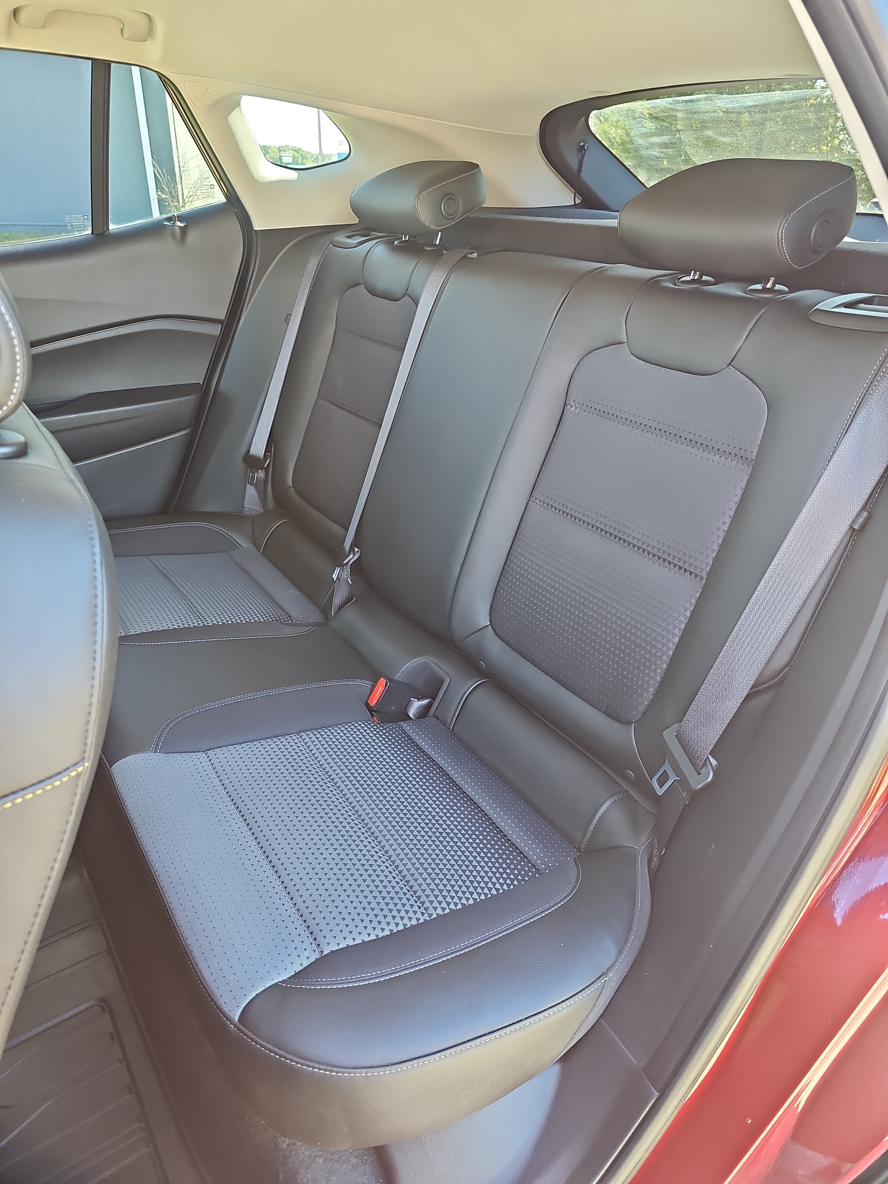 Used 2024 Chevrolet Trax LT w/ Sunroof Package FWD image 14