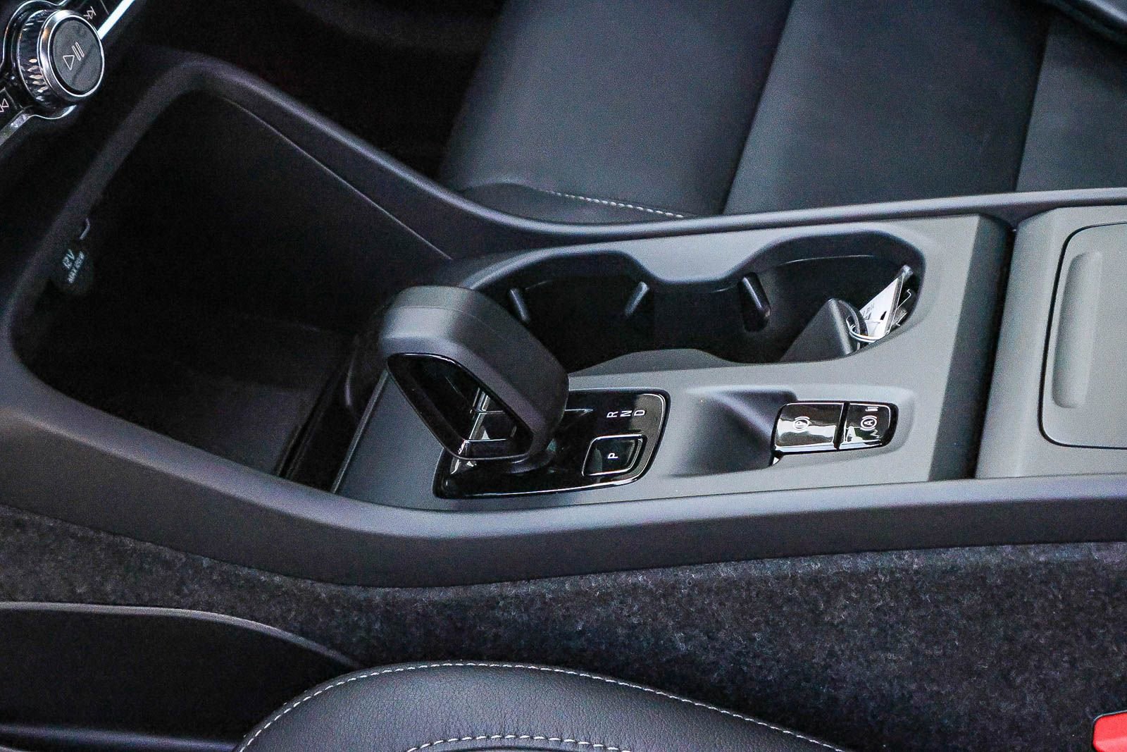 Used 2025 Volvo XC40 B5 Core image 30