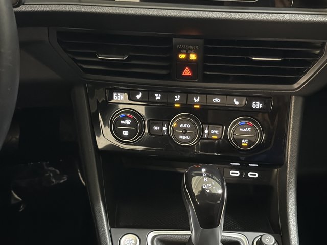 Certified 2024 Volkswagen Jetta SE FWD image 32