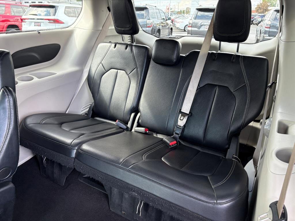 Used 2022 Chrysler Pacifica Touring-L image 11