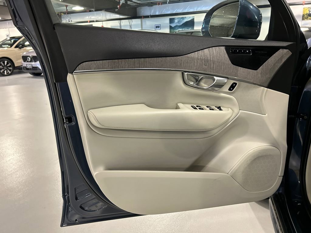 Used 2023 Volvo XC90 B6 Plus image 9
