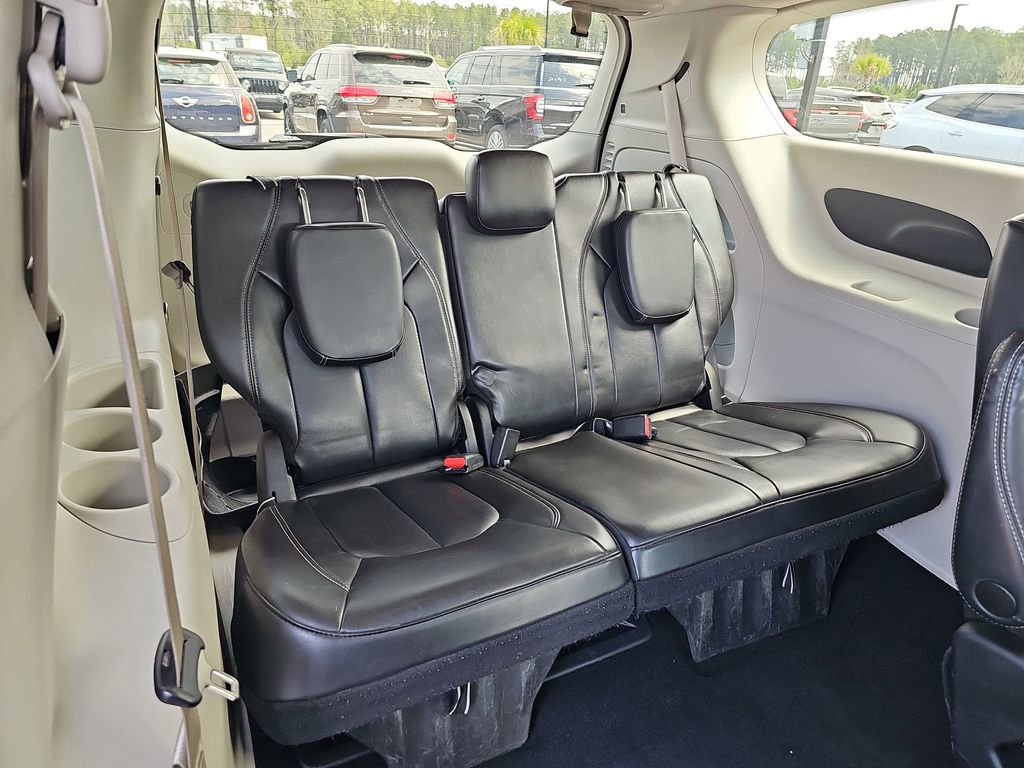 Used 2023 Chrysler Pacifica Touring-L image 15