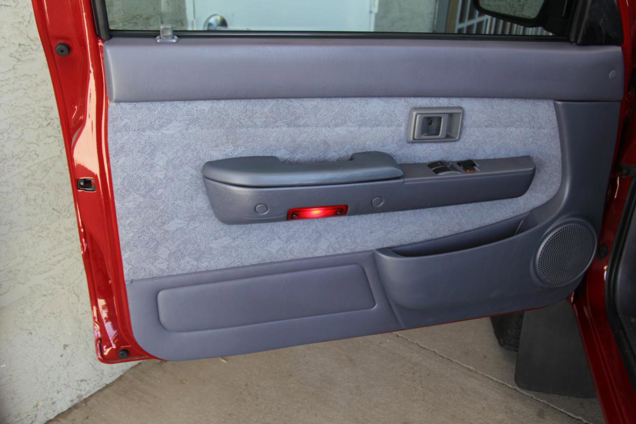 Used 2000 Toyota Tacoma 4x4 Regular Cab image 9