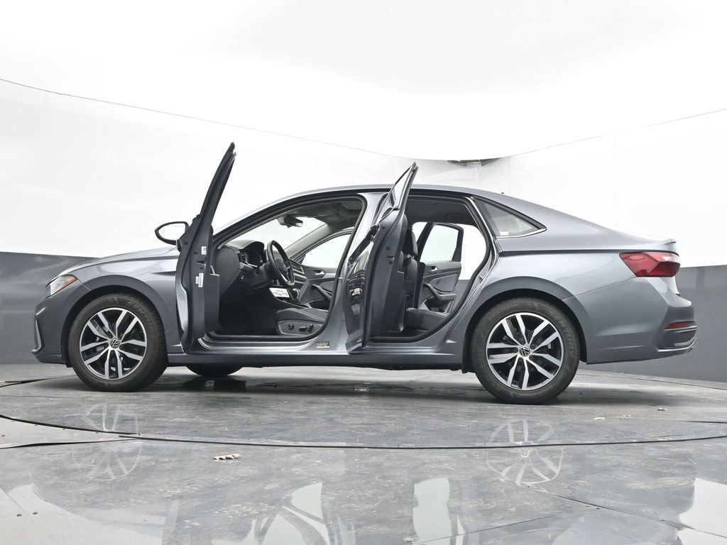 Used 2025 Volkswagen Jetta SE image 65