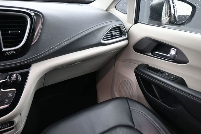 Used 2023 Chrysler Pacifica Touring-L FWD image 21