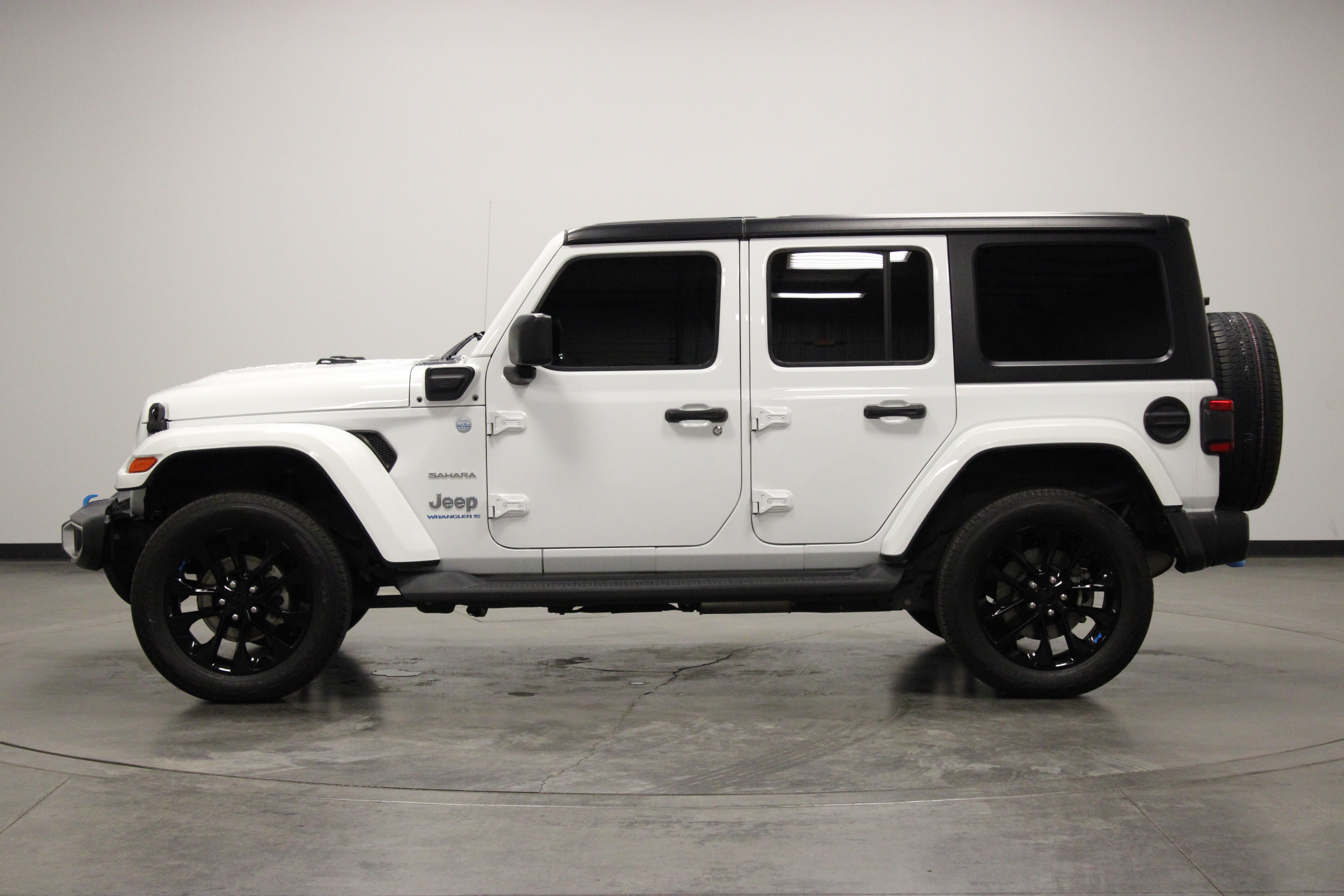 Used 2023 Jeep Wrangler Unlimited Sahara w/ Cold Weather Group AWD/4WD image 5