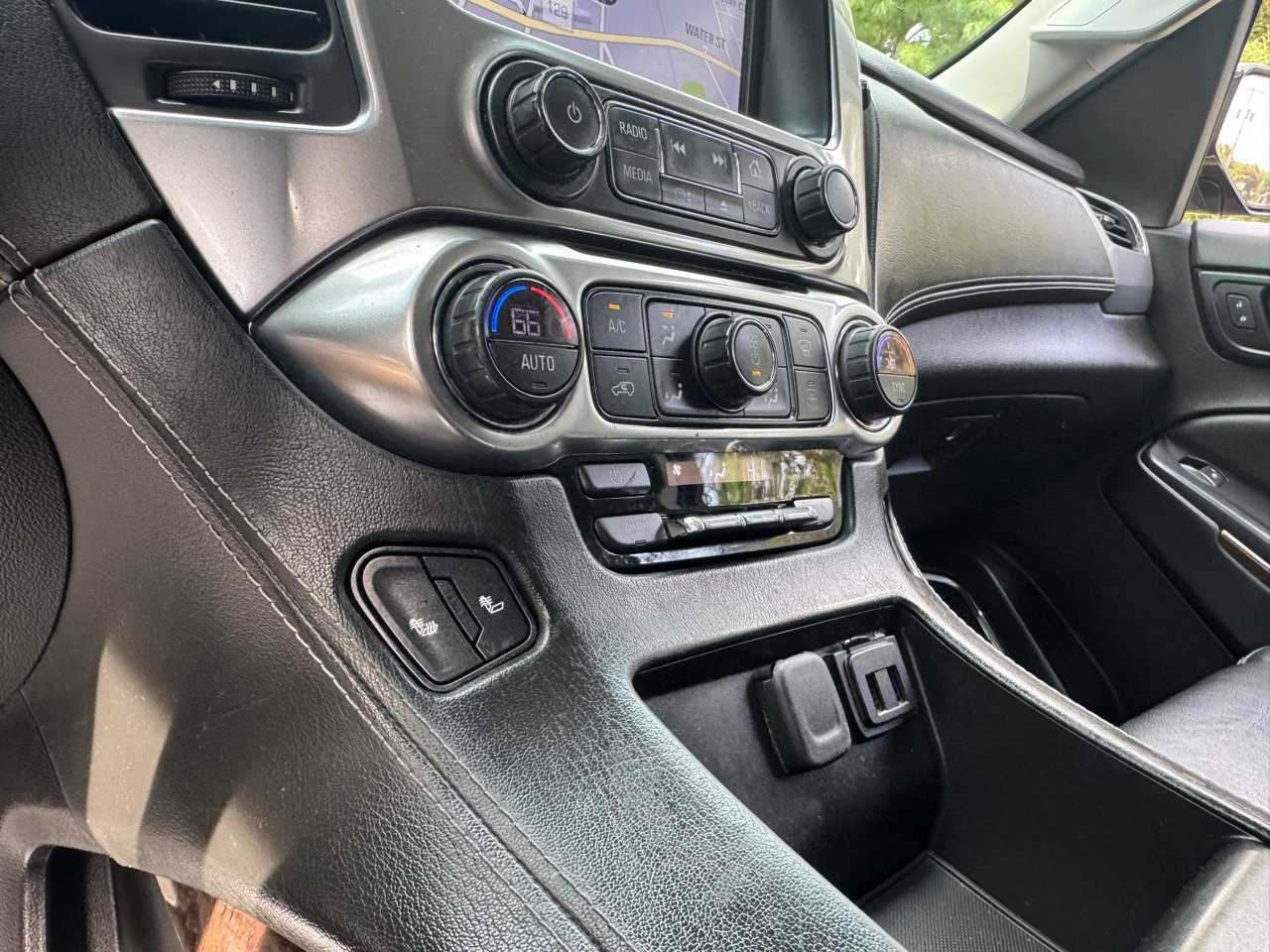 Used 2017 Chevrolet Suburban LT image 22