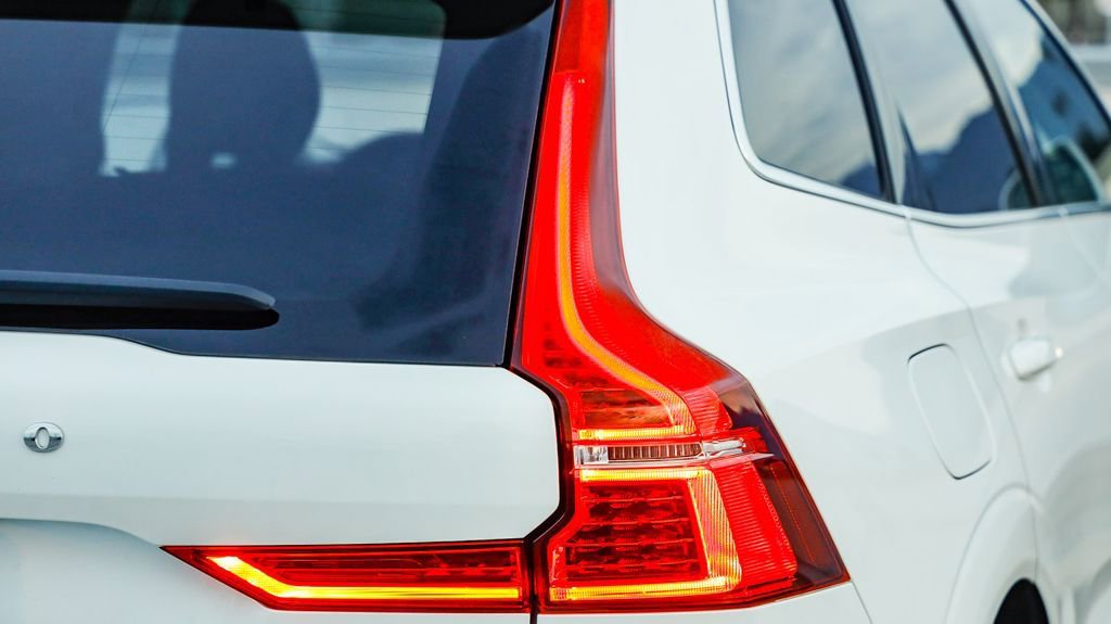 Used 2023 Volvo XC60 T8 Ultimate w/ Climate Package image 9