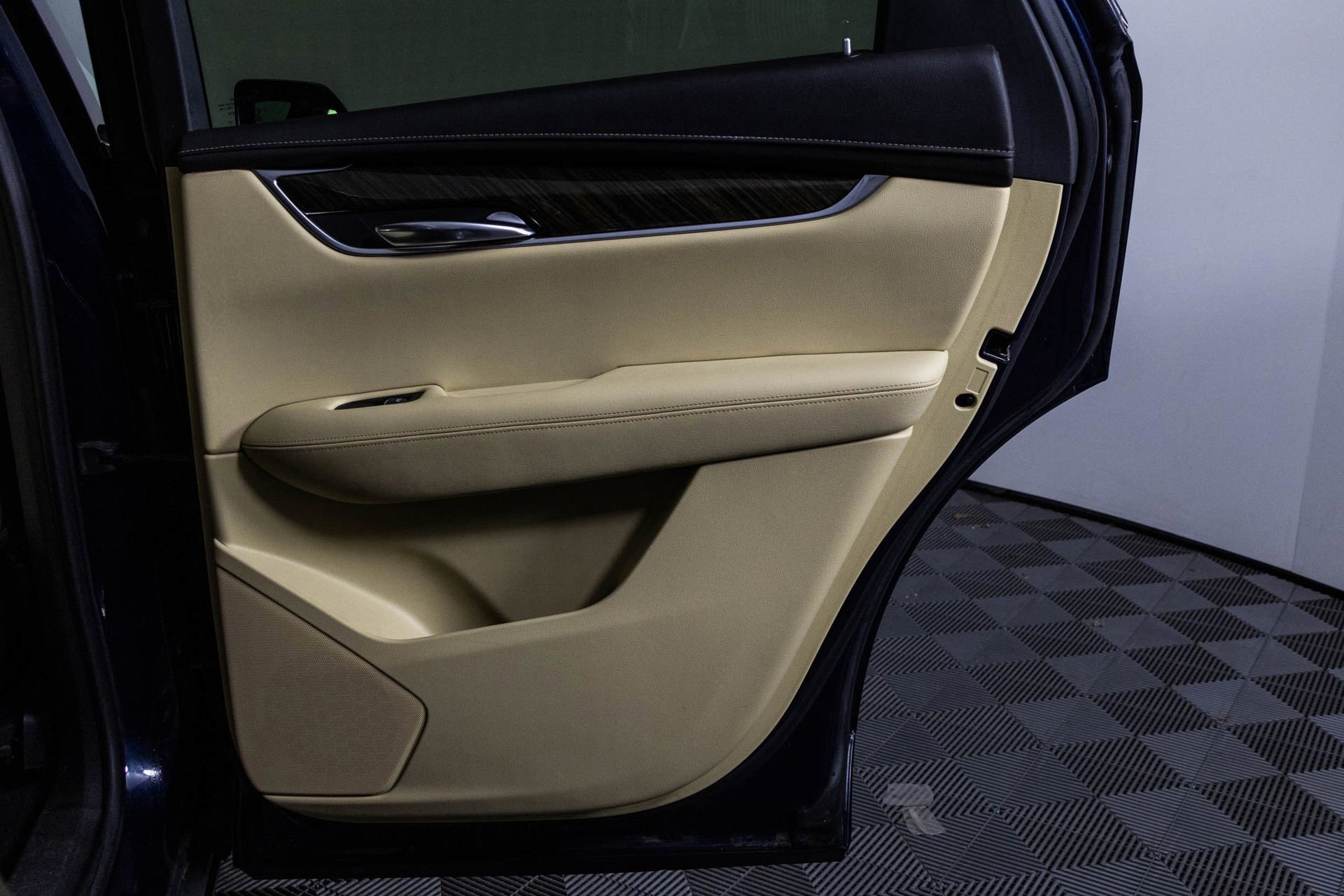 Used 2017 Cadillac XT5 FWD image 38