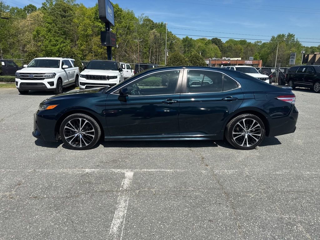 Used 2020 Toyota Camry SE image 2