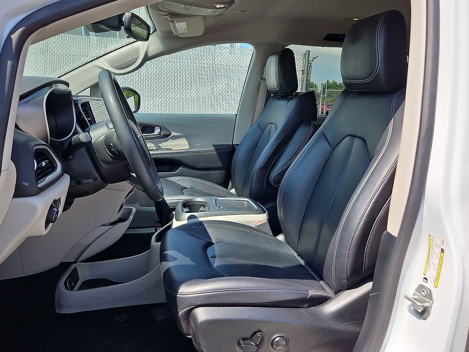Used 2024 Chrysler Pacifica Touring-L FWD image 24