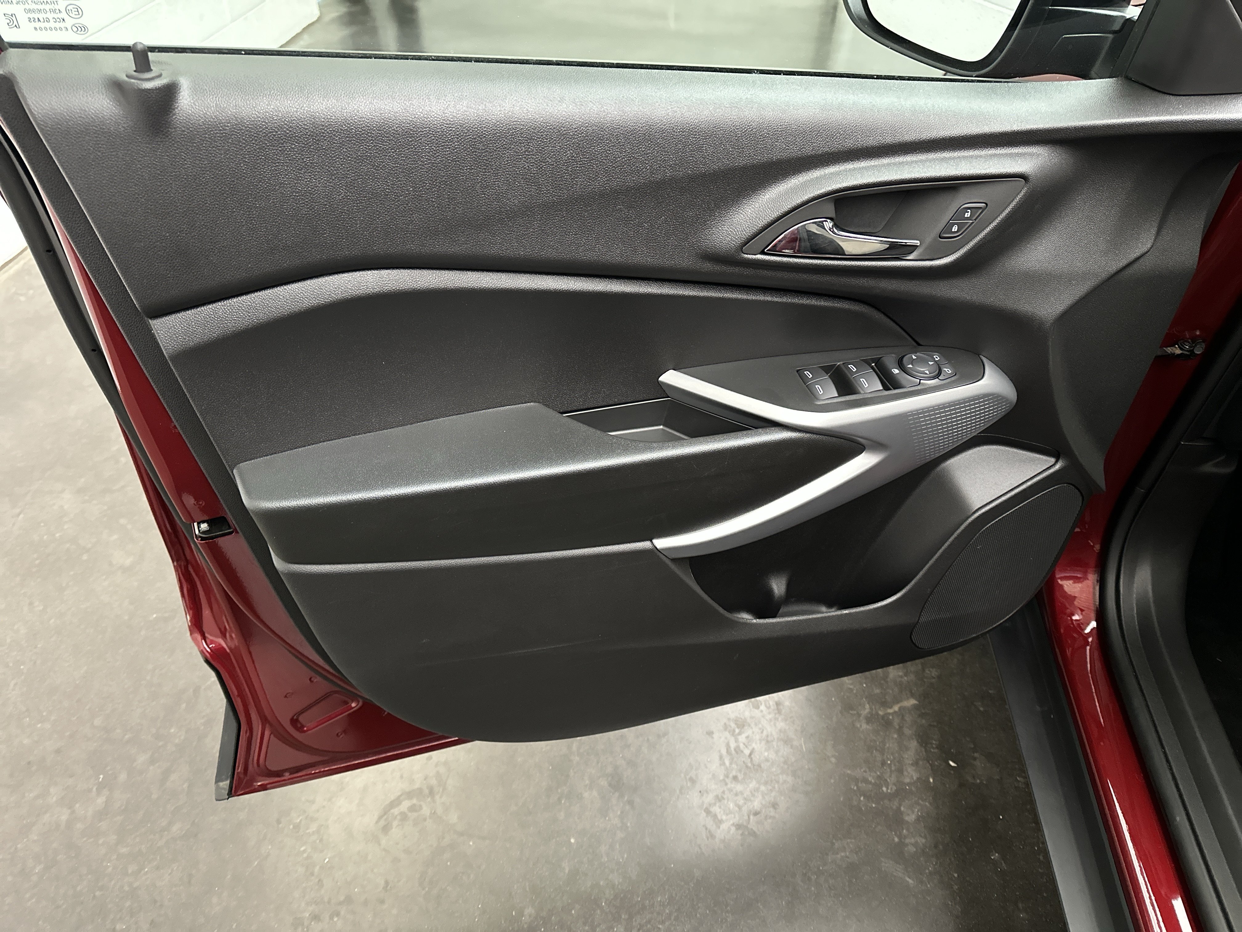 Used 2025 Chevrolet Trax RS FWD image 16