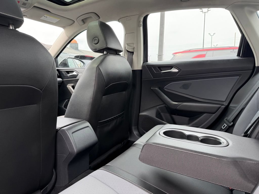 Used 2025 Volkswagen Jetta SE FWD image 19
