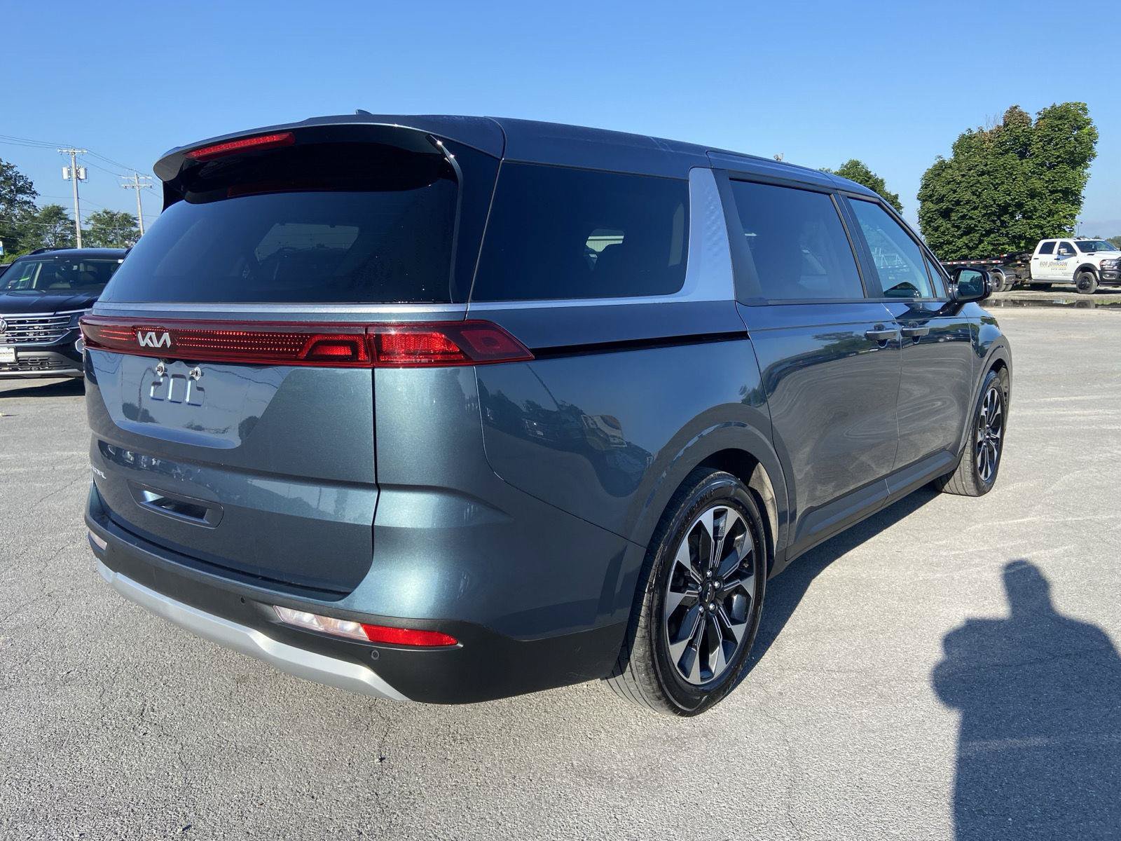 Used 2023 Kia Carnival EX FWD image 8