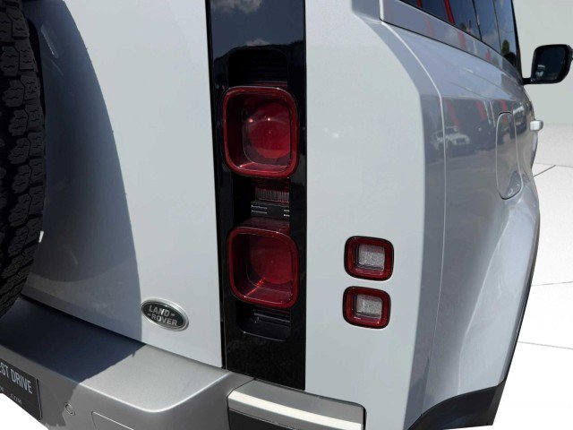 Used 2021 Land Rover Defender 90 image 14