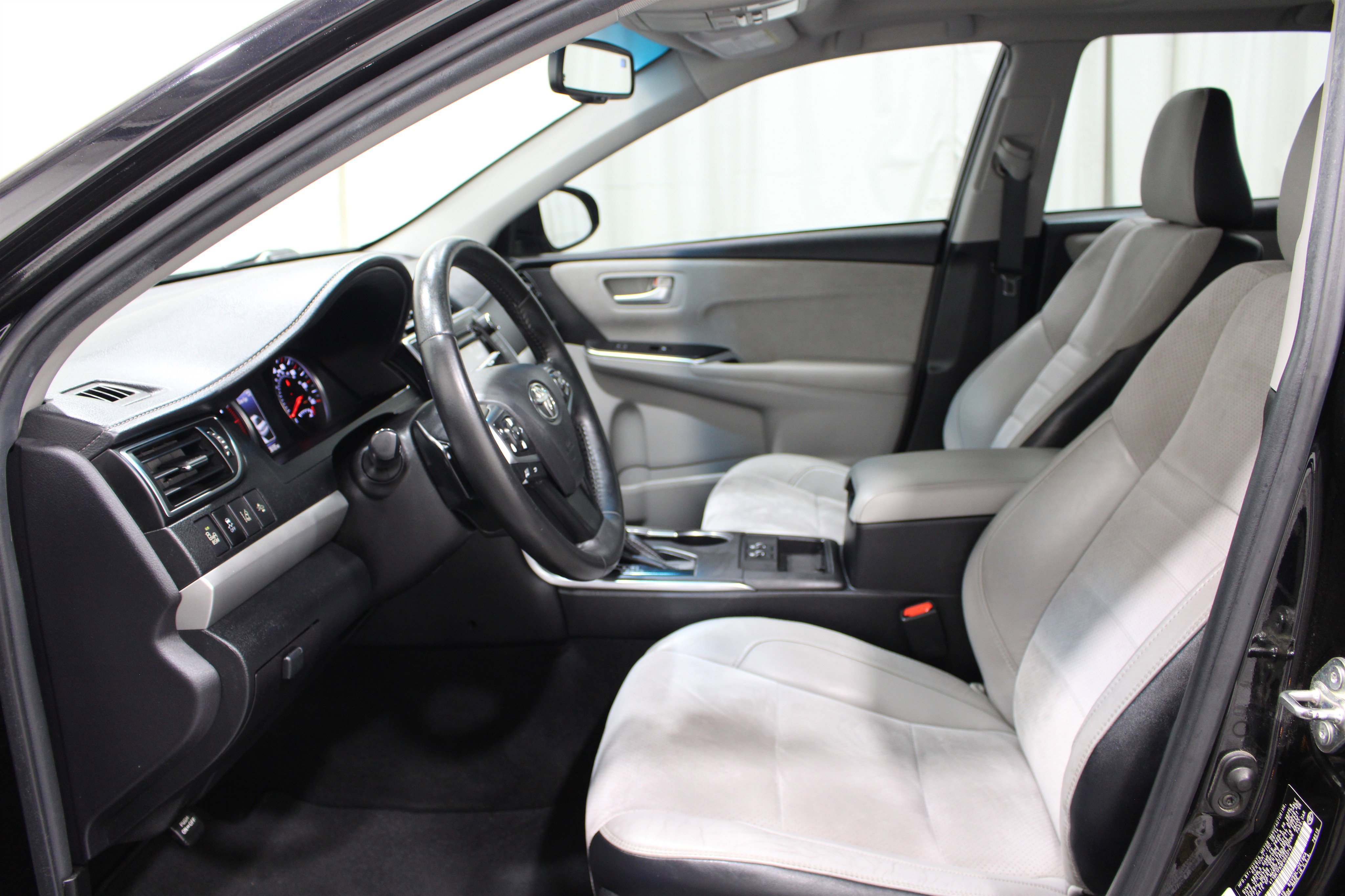 Used 2015 Toyota Camry XSE w/ Advanced Technology Package FWD image 3