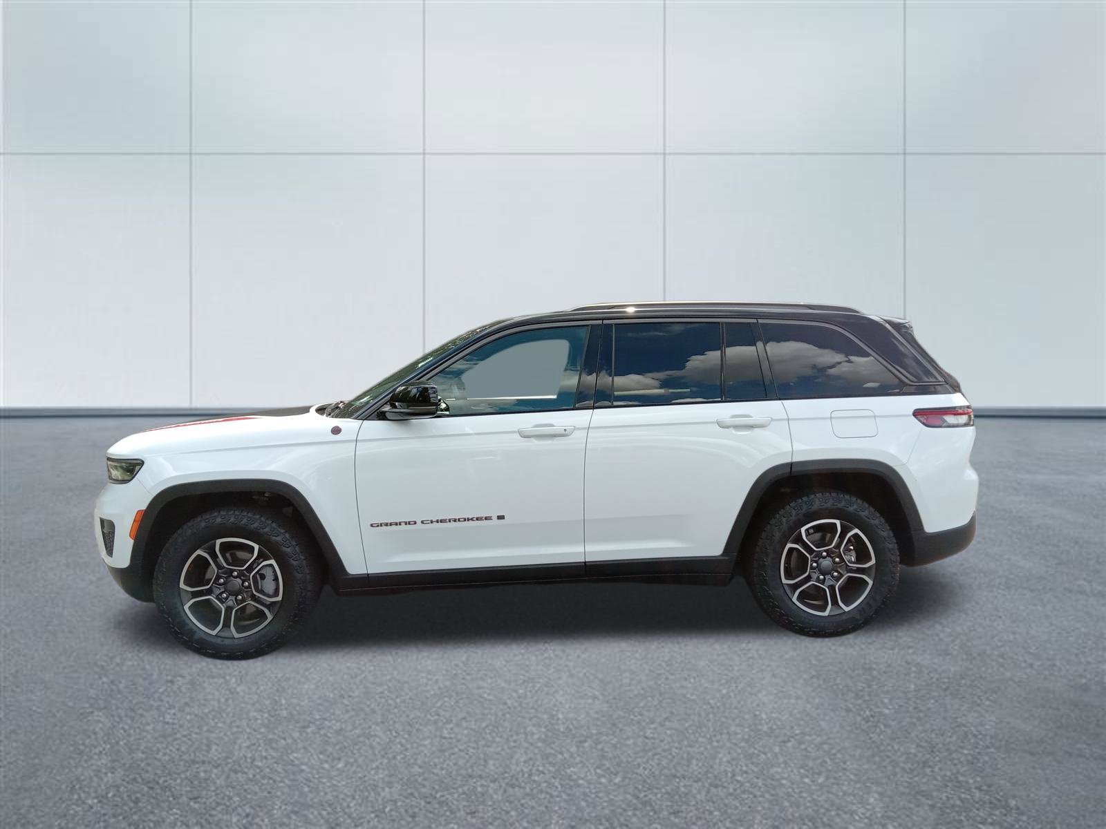 Used 2022 Jeep Grand Cherokee Trailhawk AWD/4WD image 2