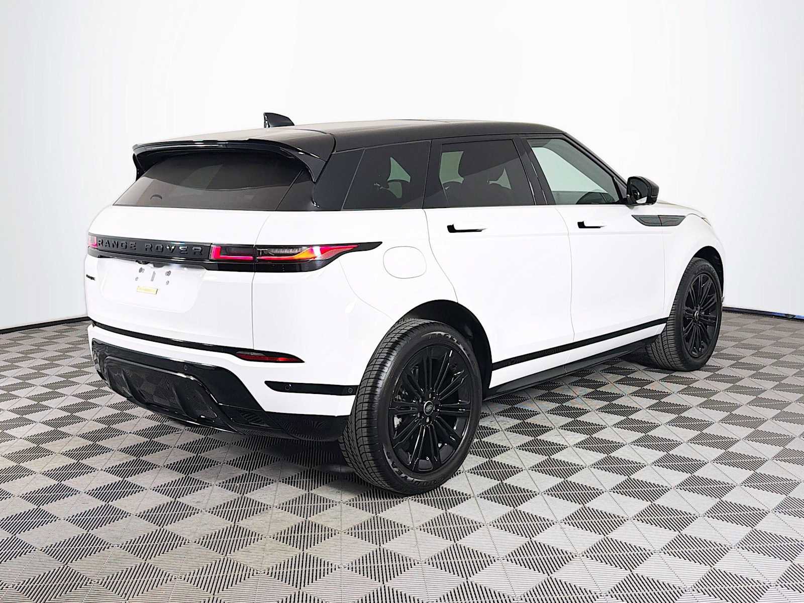 Used 2025 Land Rover Range Rover Evoque Dynamic SE AWD/4WD image 5