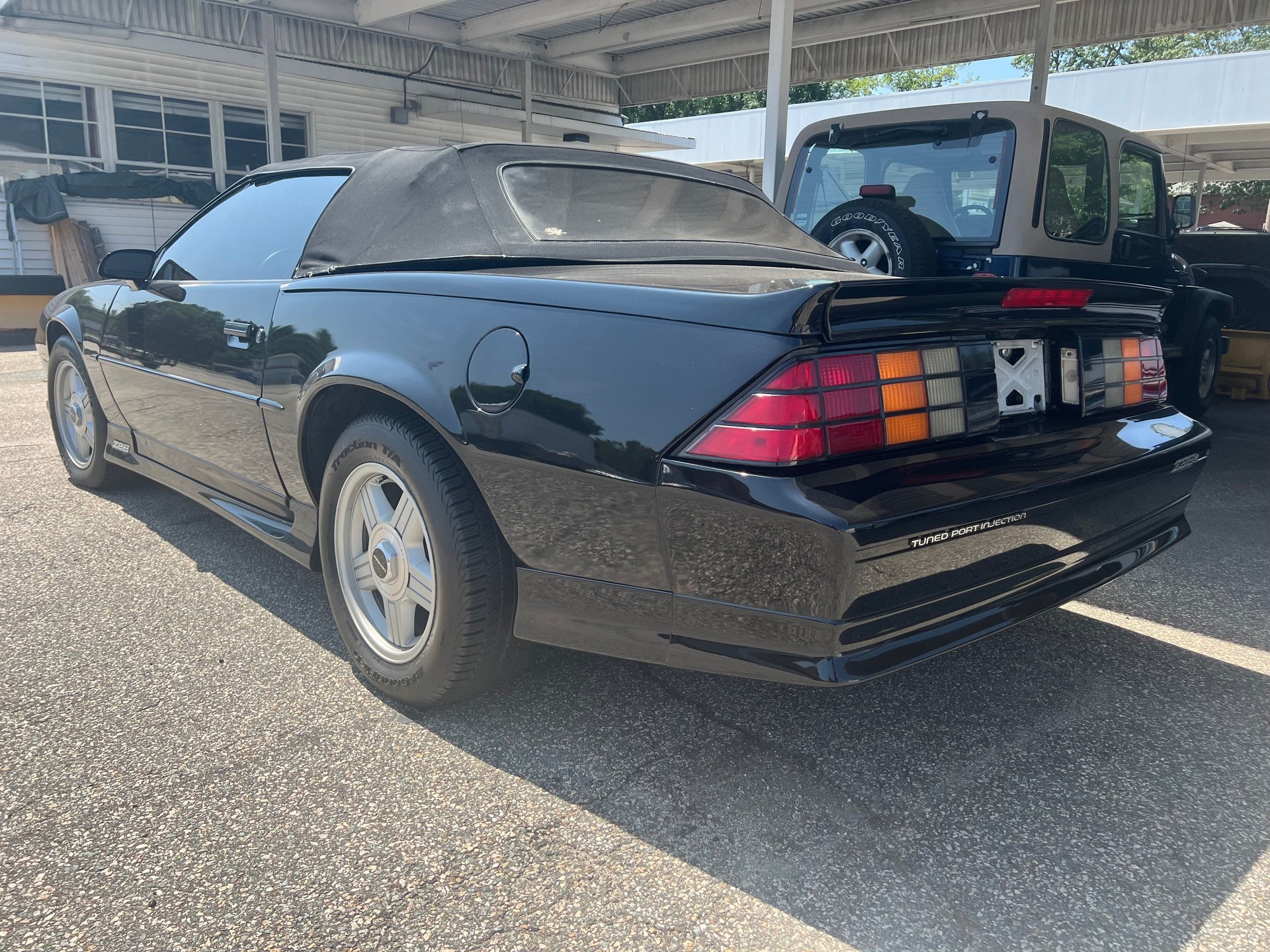 Used 1991 Chevrolet Camaro Z28 RWD image 3