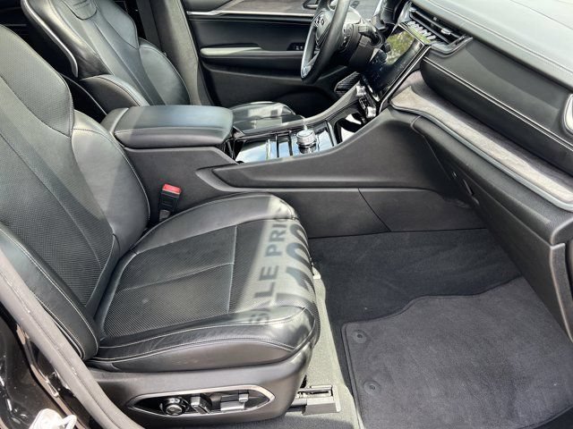 Certified 2022 Jeep Grand Cherokee Overland w/ Luxury Tech Group IV AWD/4WD image 17
