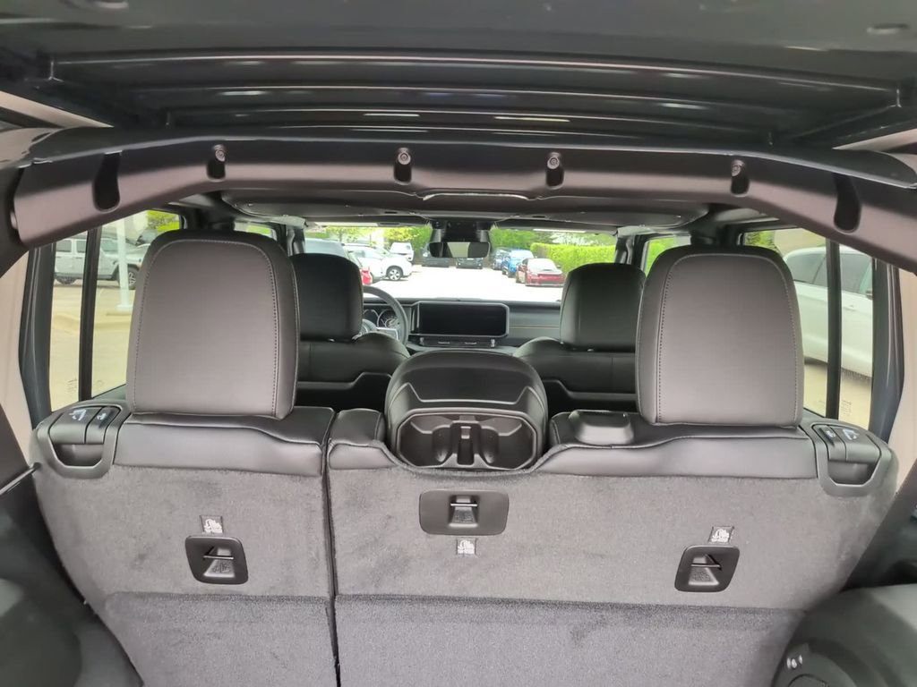New 2026 Jeep Wrangler Unlimited Sahara AWD/4WD image 9