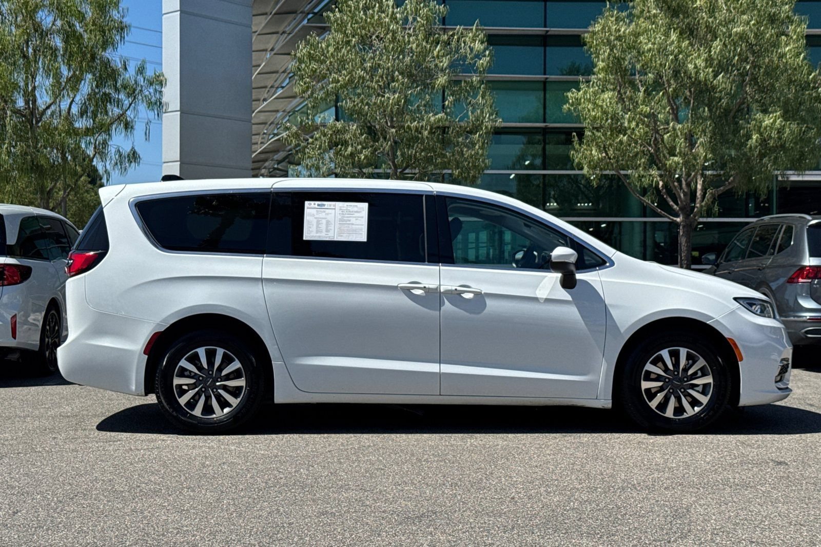 Used 2023 Chrysler Pacifica Touring-L FWD image 3