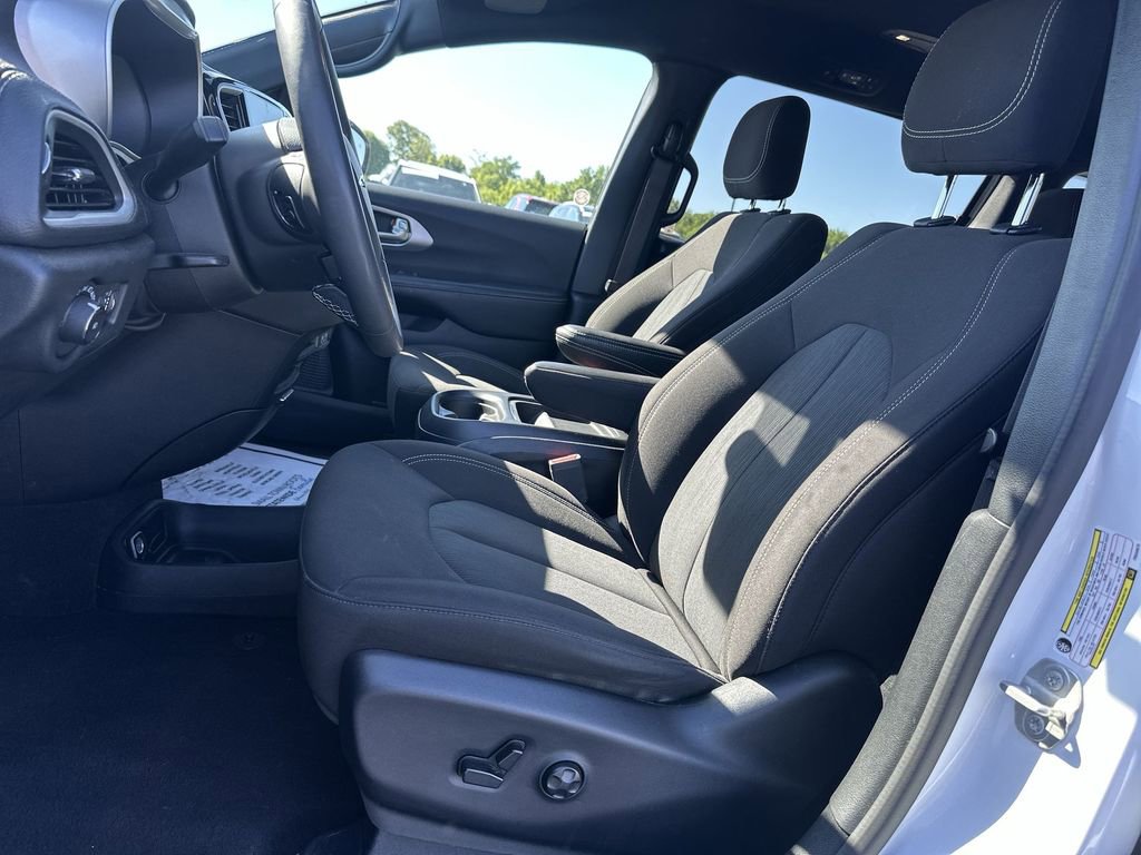Used 2023 Chrysler Pacifica Touring FWD image 17
